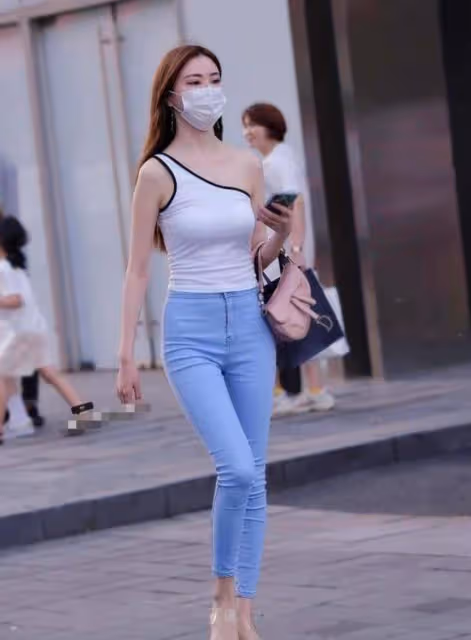 35歲女生真會穿，牛仔褲搭配露肩打底衫，優雅又大氣