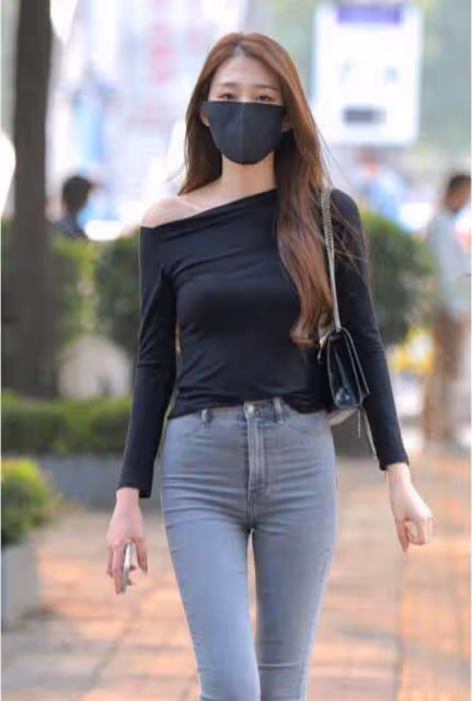 35歲女生真會穿，牛仔褲搭配露肩打底衫，優雅又大氣