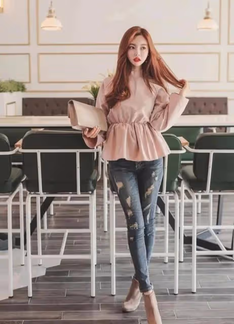 35歲女生真會穿，牛仔褲搭配露肩打底衫，優雅又大氣