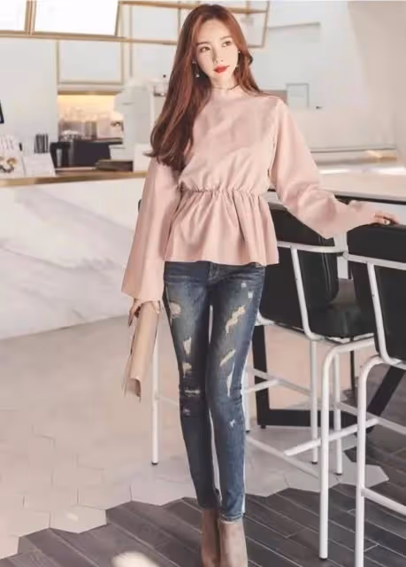 35歲女生真會穿，牛仔褲搭配露肩打底衫，優雅又大氣