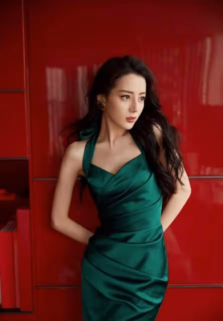 請熱巴將弔帶裙「焊」在身上！美艷又高級，好身材更是撩人