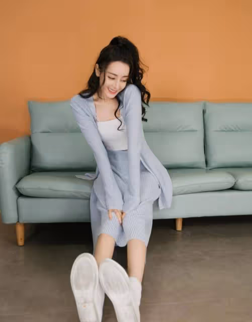 請熱巴將弔帶裙「焊」在身上！美艷又高級，好身材更是撩人