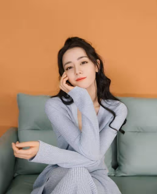 請熱巴將弔帶裙「焊」在身上！美艷又高級，好身材更是撩人