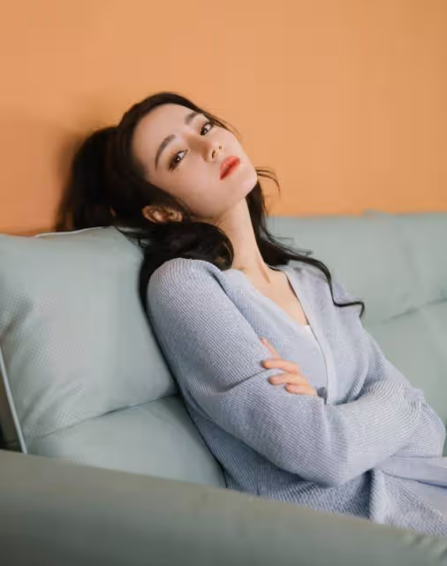 請熱巴將弔帶裙「焊」在身上！美艷又高級，好身材更是撩人