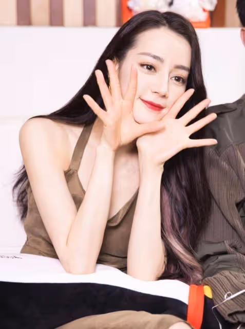 請熱巴將弔帶裙「焊」在身上！美艷又高級，好身材更是撩人