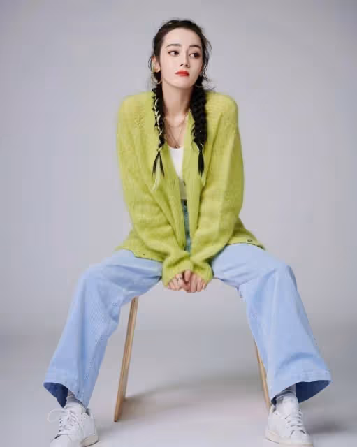 請熱巴將弔帶裙「焊」在身上！美艷又高級，好身材更是撩人