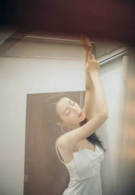 請熱巴將弔帶裙「焊」在身上！美艷又高級，好身材更是撩人