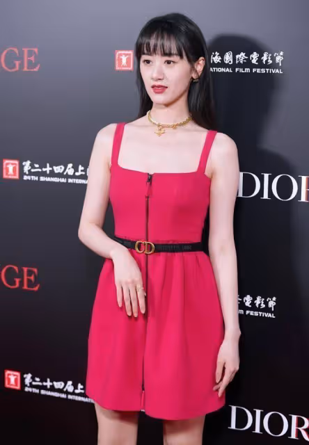 袁冰妍還是別梳齊劉海了，紅色弔帶裙女人味挺足，但髮型缺點氣質