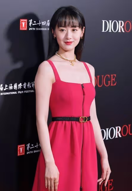 袁冰妍還是別梳齊劉海了，紅色弔帶裙女人味挺足，但髮型缺點氣質