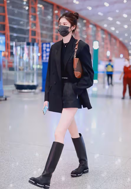 何穗真有超模素養，寬肩西裝配長筒靴，這大長腿難怪讓陳偉霆著迷