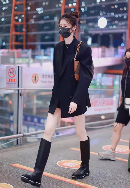 何穗真有超模素養，寬肩西裝配長筒靴，這大長腿難怪讓陳偉霆著迷