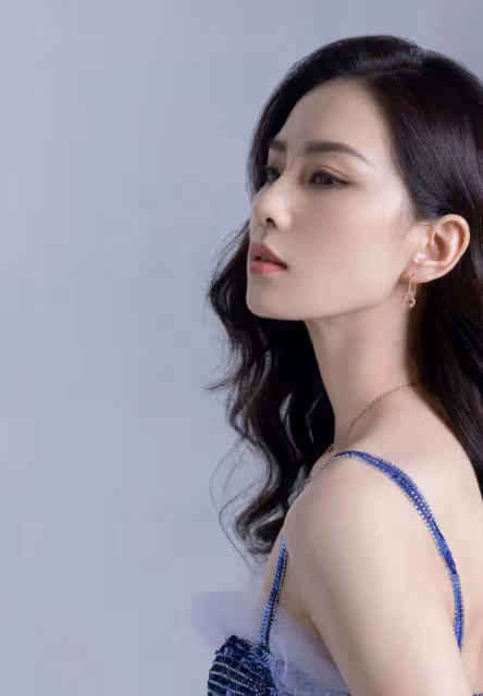 劉詩詩太好看了，身穿弔帶長裙，優雅動人的姿態，顯得美麗動人