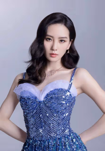 劉詩詩太好看了，身穿弔帶長裙，優雅動人的姿態，顯得美麗動人
