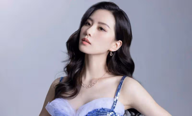 劉詩詩太好看了，身穿弔帶長裙，優雅動人的姿態，顯得美麗動人