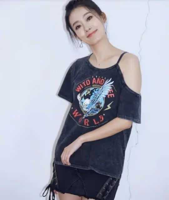 拼圖牛仔短褲搭配弔帶，張小斐彰顯女神風采，網友：美人