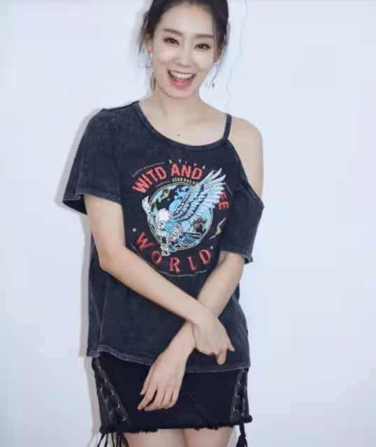 拼圖牛仔短褲搭配弔帶，張小斐彰顯女神風采，網友：美人