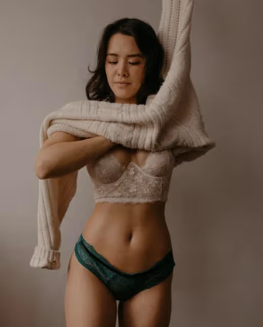 鍾麗緹25歲大女兒曬性感寫真，穿蕾絲內衣秀身材，疑似p馬甲線