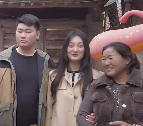 陳亞男服裝店生意火爆,母親趙麗趕來助陣,不靠朱家照樣風生水起