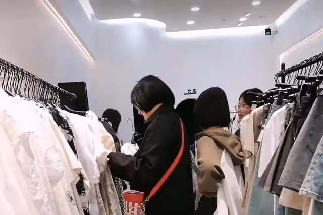 陳亞男服裝店生意火爆，母親趙麗趕來助陣，不靠朱家照樣風生水起