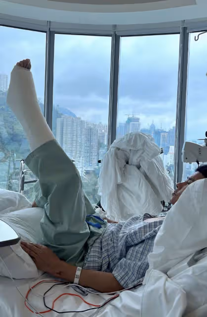 張晉曬病床照左腿打石膏,因拍戲受傷緊急做手術,蔡少芬報平安