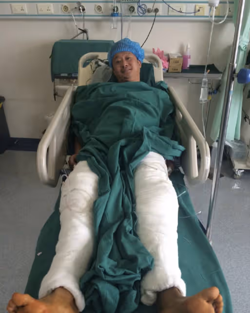 張晉曬病床照左腿打石膏,因拍戲受傷緊急做手術,蔡少芬報平安