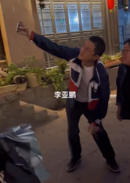 曝李亞鵬為嬌妻定居涼山,與人彎腰合影,被指離開天后變悽慘