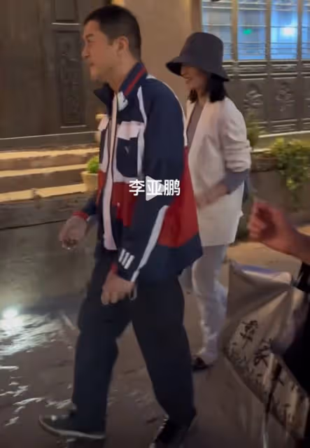 曝李亞鵬為嬌妻定居涼山,與人彎腰合影,被指離開天后變悽慘