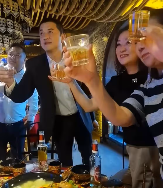 曝李亞鵬為嬌妻定居涼山,與人彎腰合影,被指離開天后變悽慘
