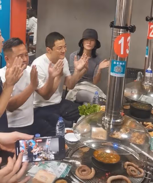 曝李亞鵬為嬌妻定居涼山,與人彎腰合影,被指離開天后變悽慘