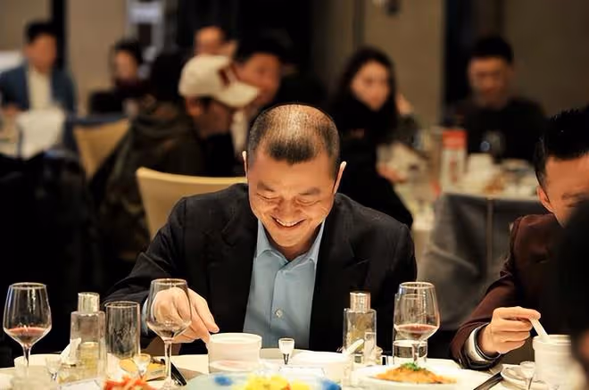 曝李亞鵬為嬌妻定居涼山,與人彎腰合影,被指離開天后變悽慘
