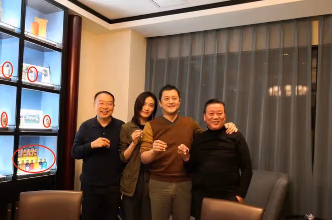 曝李亞鵬為嬌妻定居涼山,與人彎腰合影,被指離開天后變悽慘