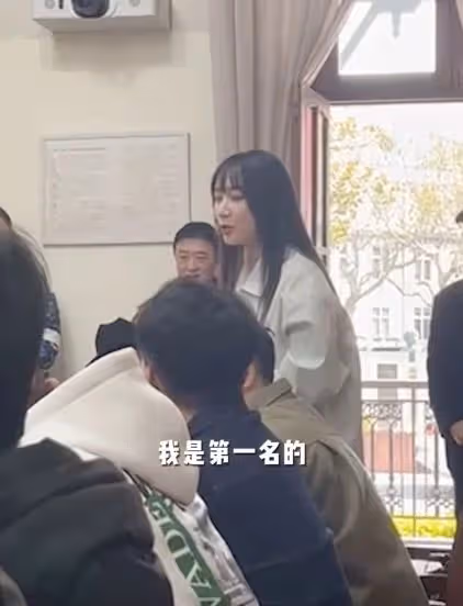 雷佳音小區外被偶遇,開五菱宏光親切比耶,豪宅位置曝光8萬一平