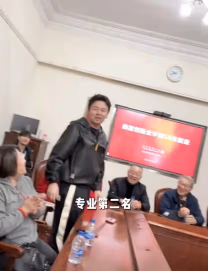 雷佳音小區外被偶遇,開五菱宏光親切比耶,豪宅位置曝光8萬一平