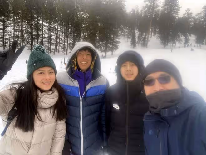 錢韋杉移居美國罕曬全家福,49歲美貌依舊,倆兒子身材高大像爸