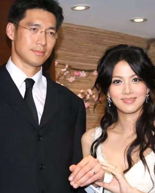 錢韋杉移居美國罕曬全家福,49歲美貌依舊,倆兒子身材高大像爸