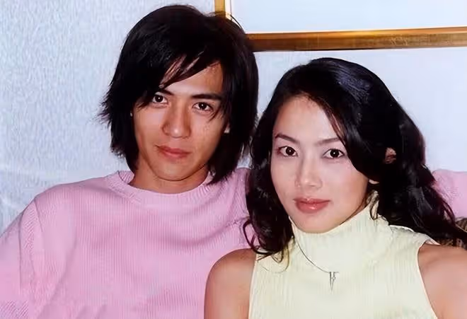 錢韋杉移居美國罕曬全家福,49歲美貌依舊,倆兒子身材高大像爸
