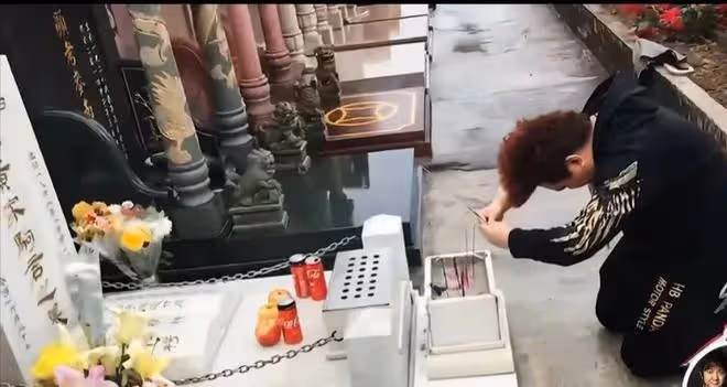 楊臣剛祭拜黃家駒,墳前跪拜惹爭議,曾收徒受三拜九叩大禮被罵慘