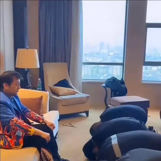 楊臣剛祭拜黃家駒,墳前跪拜惹爭議,曾收徒受三拜九叩大禮被罵慘