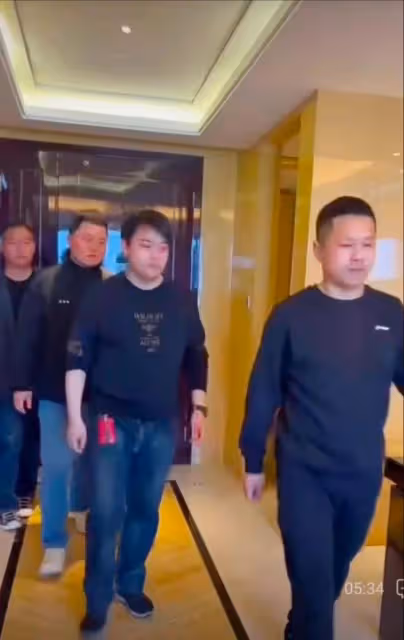 楊臣剛祭拜黃家駒,墳前跪拜惹爭議,曾收徒受三拜九叩大禮被罵慘
