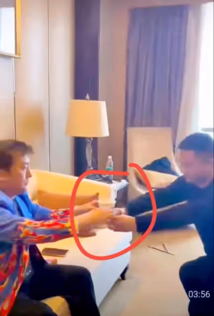 楊臣剛祭拜黃家駒,墳前跪拜惹爭議,曾收徒受三拜九叩大禮被罵慘