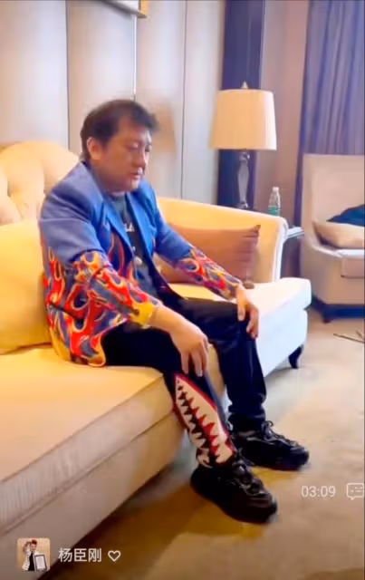 楊臣剛祭拜黃家駒,墳前跪拜惹爭議,曾收徒受三拜九叩大禮被罵慘