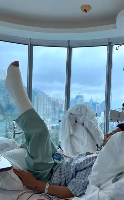 突發!蔡少芬老公張晉受重傷住院,鼻子插著氧氣,雙腿打滿了石膏