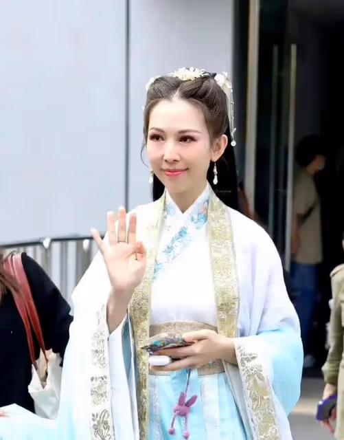 突發!蔡少芬老公張晉受重傷住院,鼻子插著氧氣,雙腿打滿了石膏