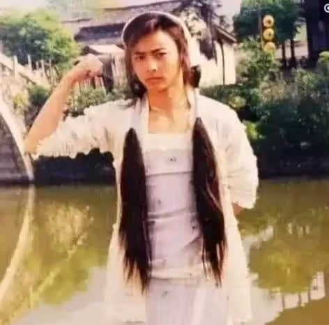 突發!蔡少芬老公張晉受重傷住院,鼻子插著氧氣,雙腿打滿了石膏