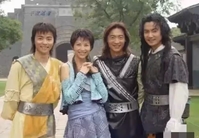 突發!蔡少芬老公張晉受重傷住院,鼻子插著氧氣,雙腿打滿了石膏