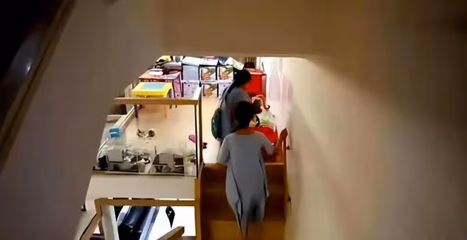 突發!蔡少芬老公張晉受重傷住院,鼻子插著氧氣,雙腿打滿了石膏