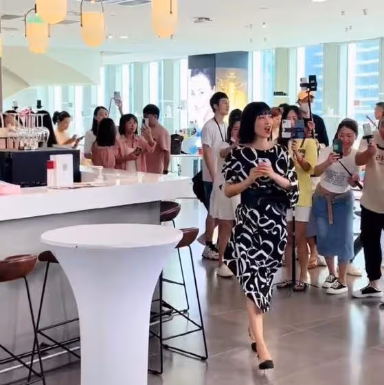 張庭終於剪掉十年長髮!「bob短髮」配印花裙超減齡,網贊:51歲嫩成21歲。