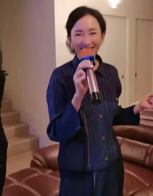TVB女星嫁內蒙古富商,招待好友回豪宅唱KTV太開心,裝修很氣派