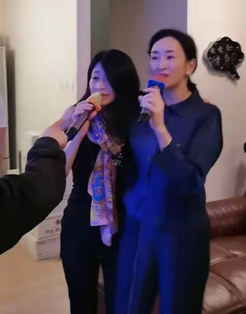 TVB女星嫁內蒙古富商,招待好友回豪宅唱KTV太開心,裝修很氣派