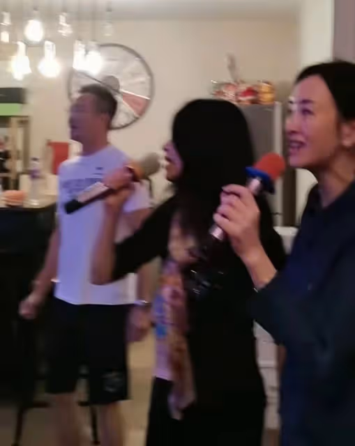 TVB女星嫁內蒙古富商,招待好友回豪宅唱KTV太開心,裝修很氣派